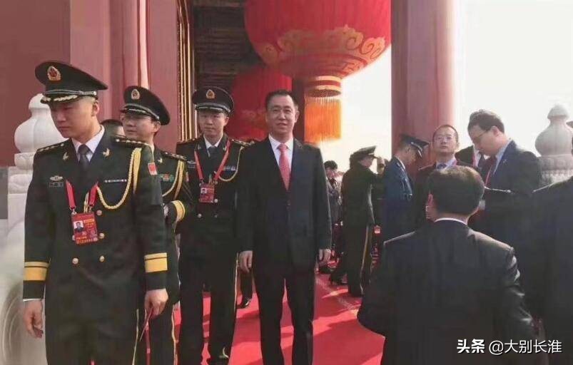 许家印两次登上城门楼照片,许家印登城门图片