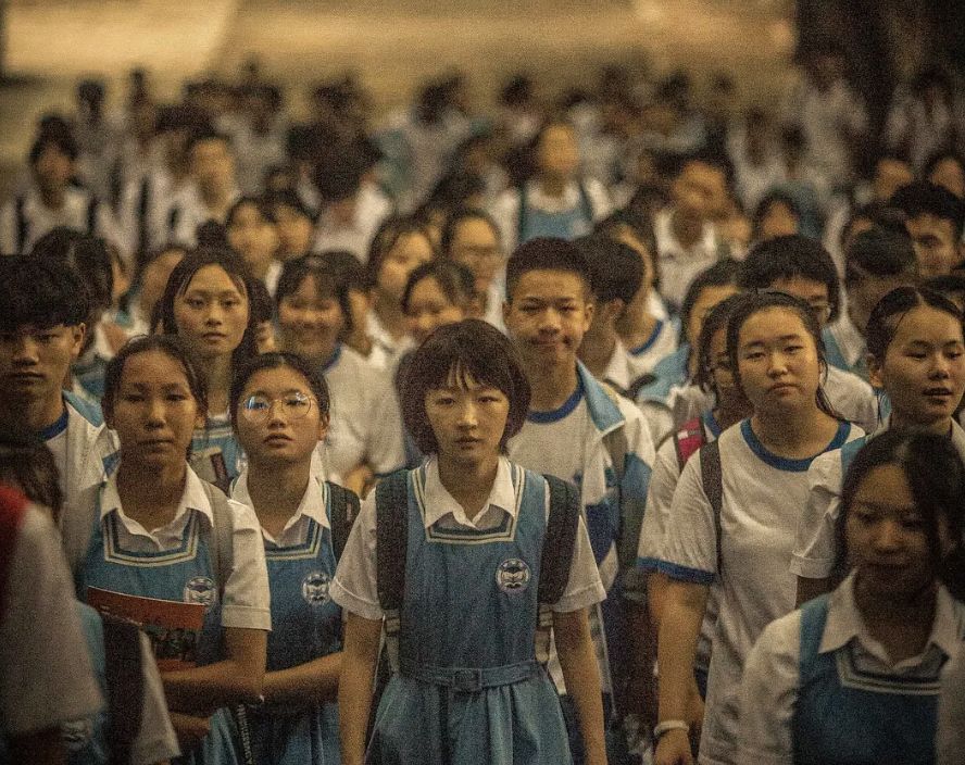 周冬雨少年的你演技混剪,少年的你幕后剧组陪周冬雨剃寸头