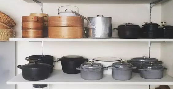 厨房锅具收纳墙上,锅具收纳小妙招废物利用