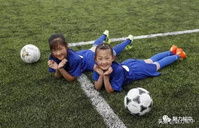 从兰州榆中县大山深处到英国赛场——和羊羔踢球的女孩儿