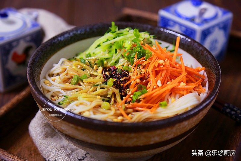 天热不想做饭那就来碗凉面,天热吃碗凉面清爽可口