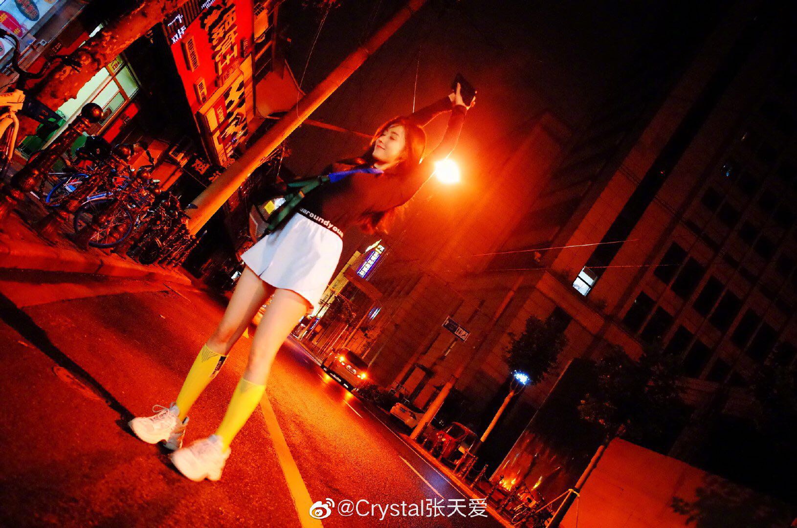 张天爱红色长袜,张天爱分享足球袜穿搭秘籍