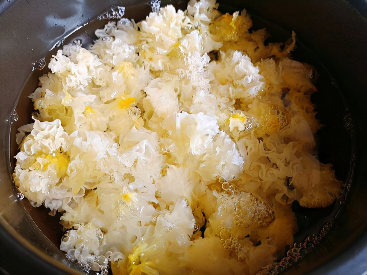 秋季银耳汤的做法和功效,入秋的银耳汤怎么煮