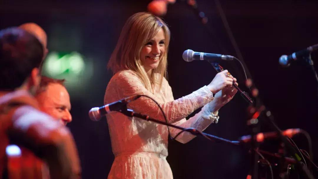 她是音乐之森的精灵，拥有被上帝吻过的嗓音