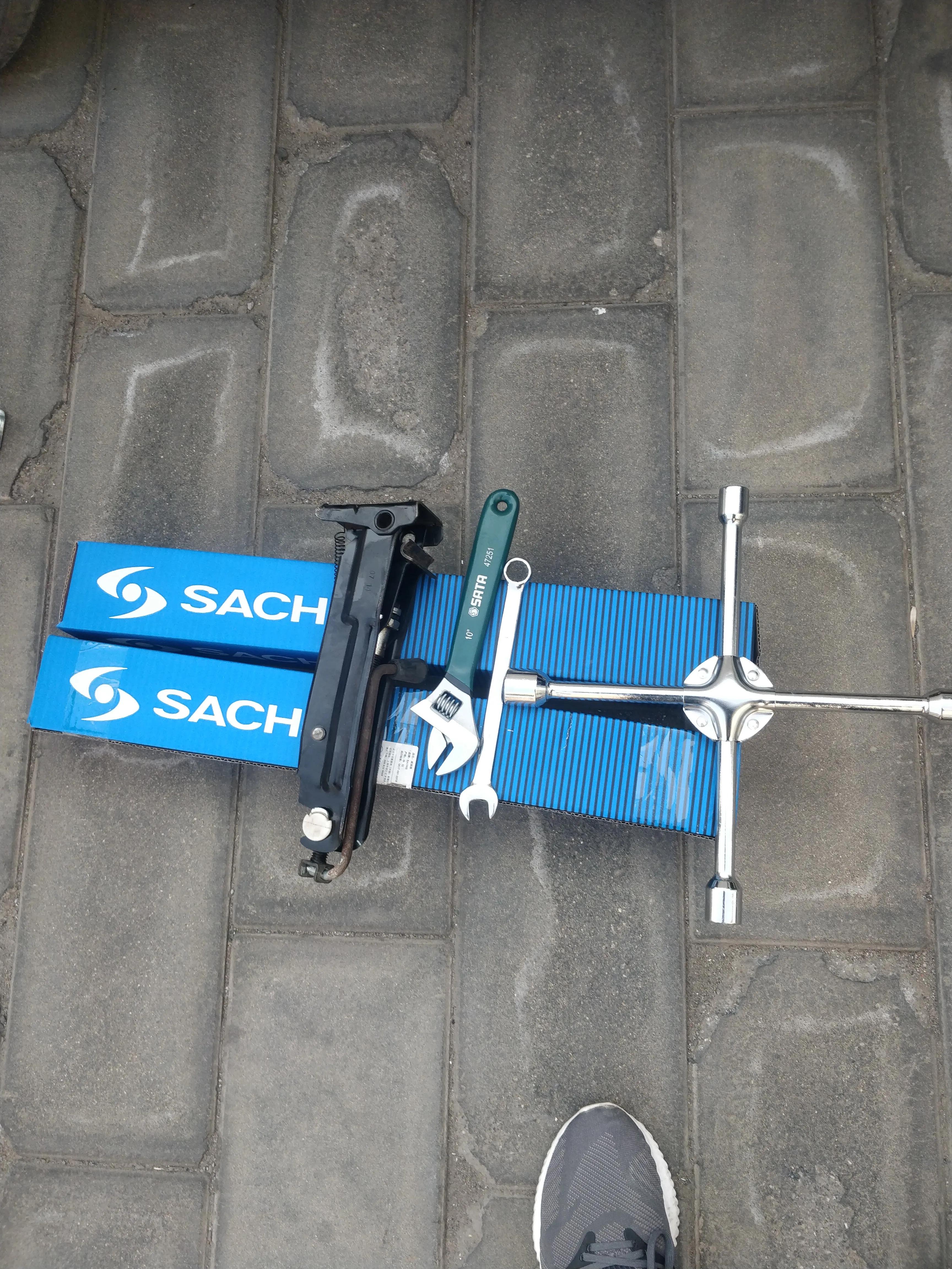 自己动手换汽车前减震器,卡罗拉自己动手换减震器