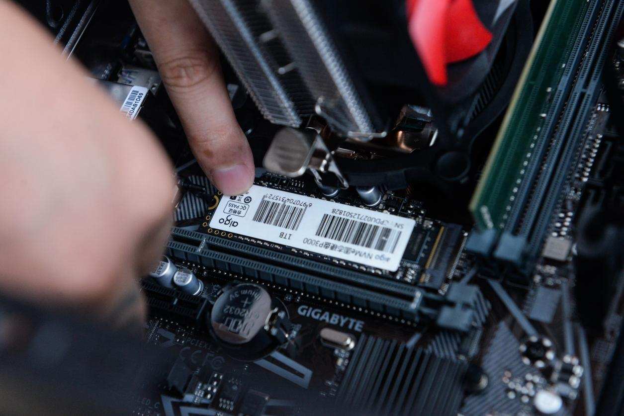 如何安装固态硬盘详细教程,刚安装的固态硬盘怎么使用教程