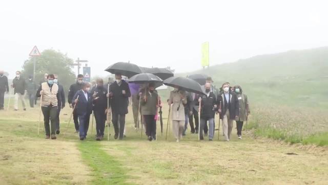 费莱夫妇重走来时路,莱后穿平底鞋健步如飞,搭配失策惨变五五分