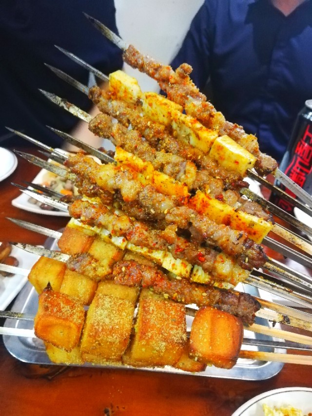 郑州十里铺街，来自于济源的知名炒鸡光光酱，味道果然可带劲儿啊