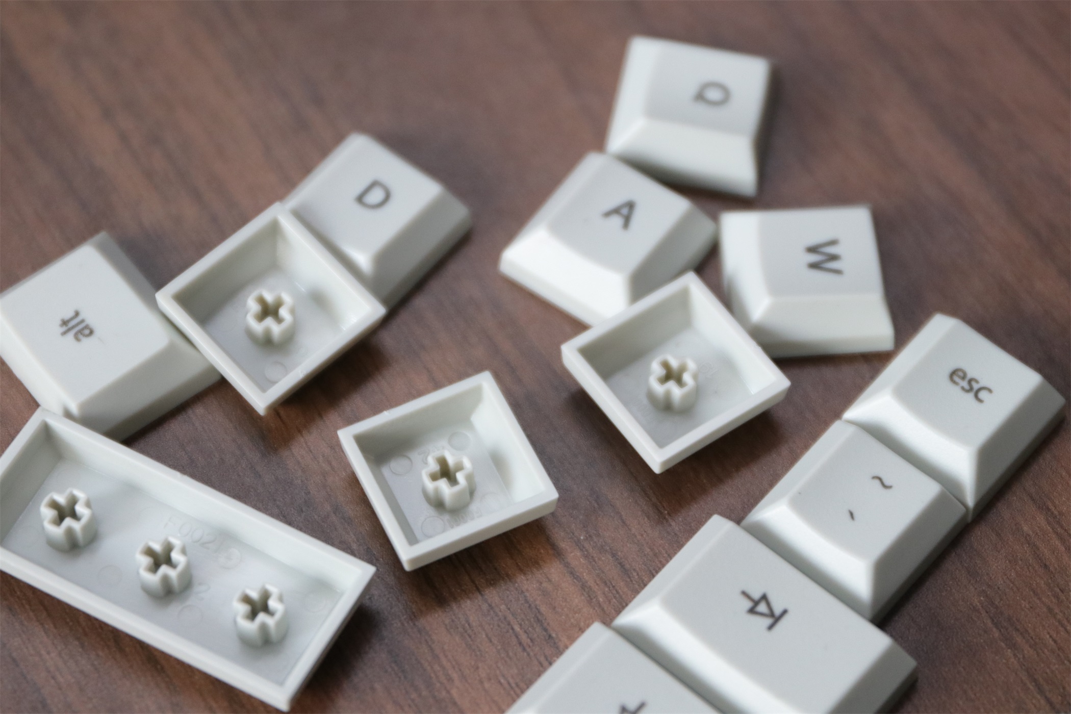 手感比较类似薄膜键盘的机械键盘,像薄膜键盘的机械键盘