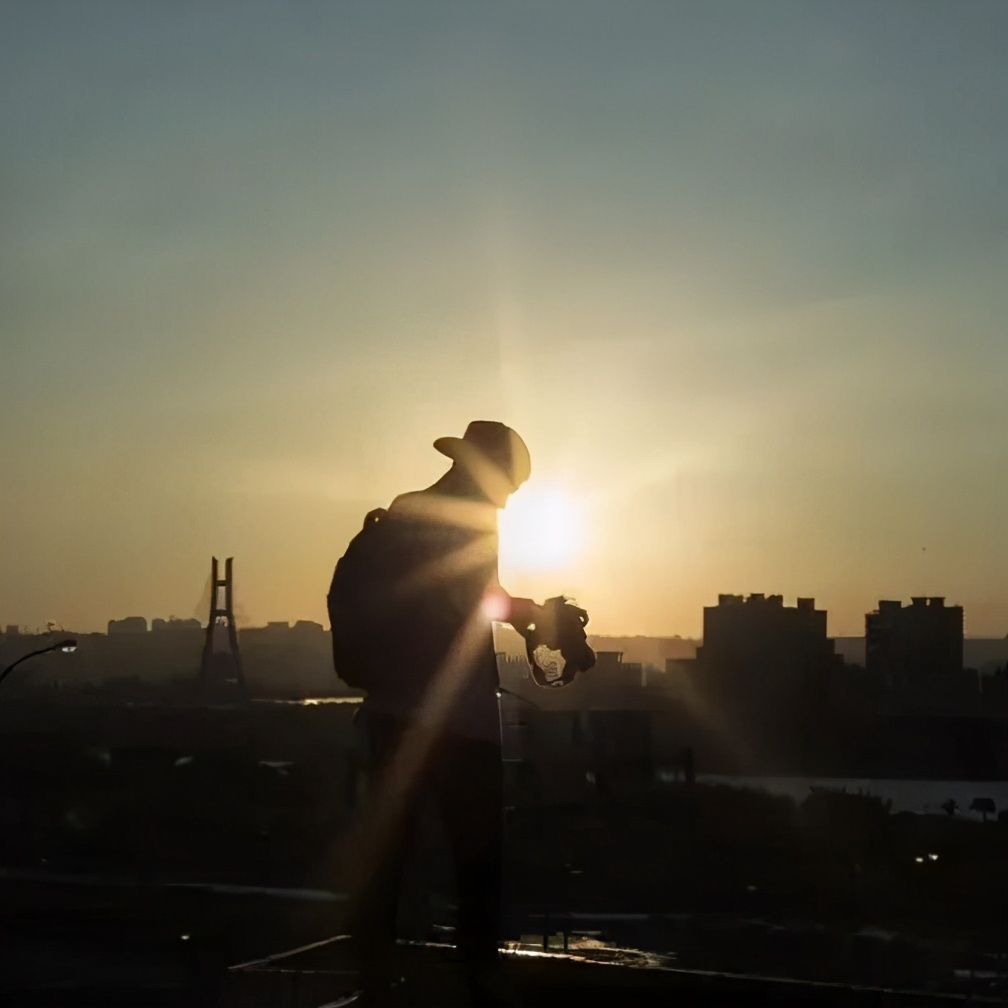 旅游景点男生拍照姿势怎么摆,男生山顶晚霞摄影拍照姿势高清