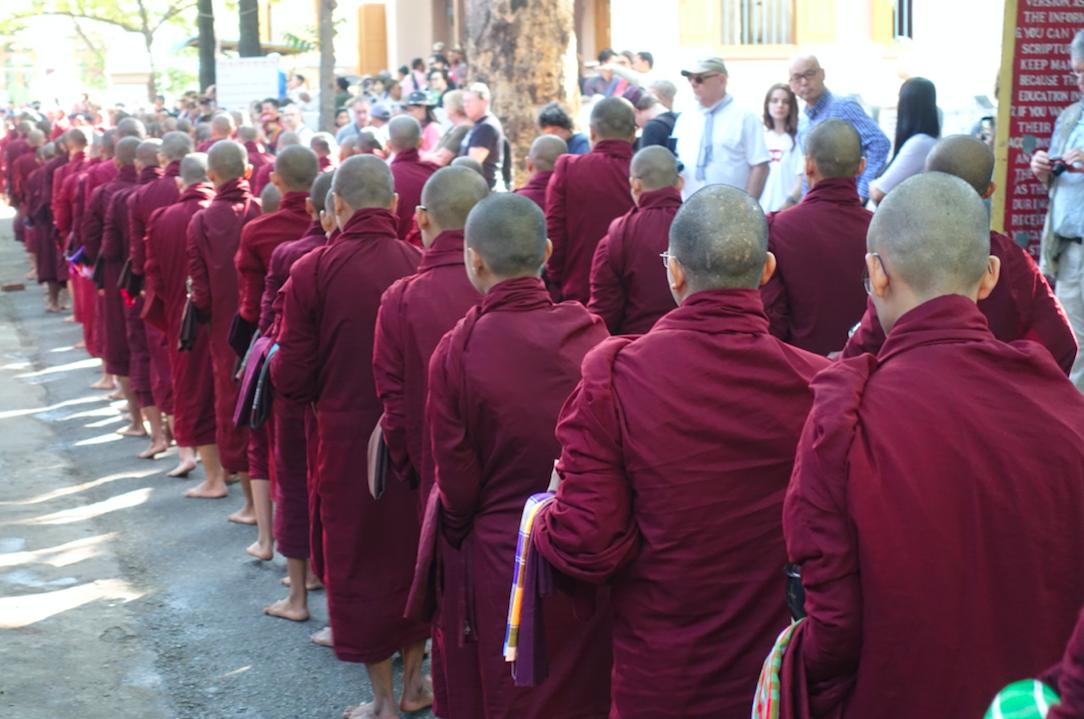 翡翠原产国，翡翠在地摊上卖，弄到国内能不能赚一笔？