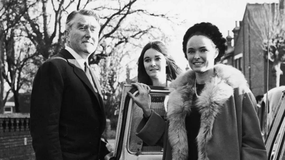 占着块荒地就敢建国？有*旗国**有宪法更有罪恶