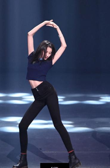 关晓彤跳舞视频魔性扭腰,22岁关晓彤美得高调