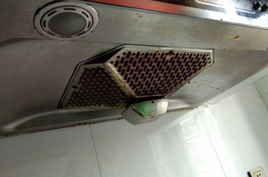 清洗油烟机一喷一擦轻松搞定,用什么洗剂清洗油烟机最快最干净