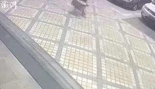 10岁男孩高空抛下灭火器砸中邻居,灭火器高空扔下致使邻居死亡