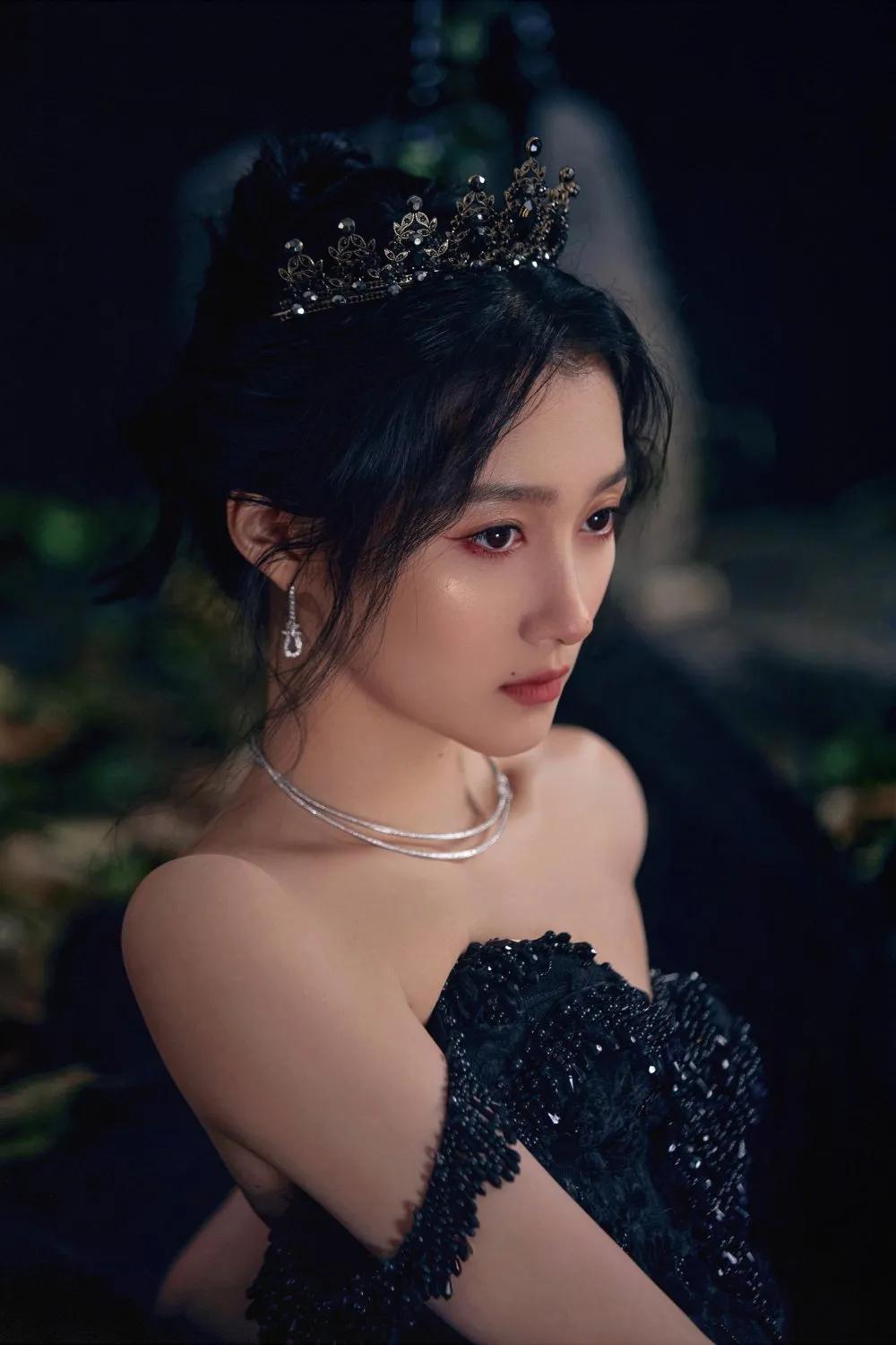 莫非仙女下凡?关晓彤暗黑古堡大片惹人心动