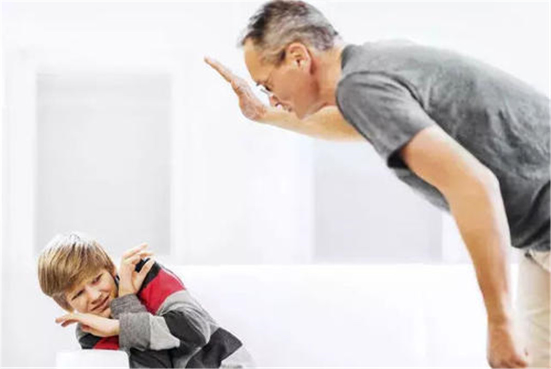孩子脾气暴躁家长不要以暴制暴,孩子发脾气以暴易暴
