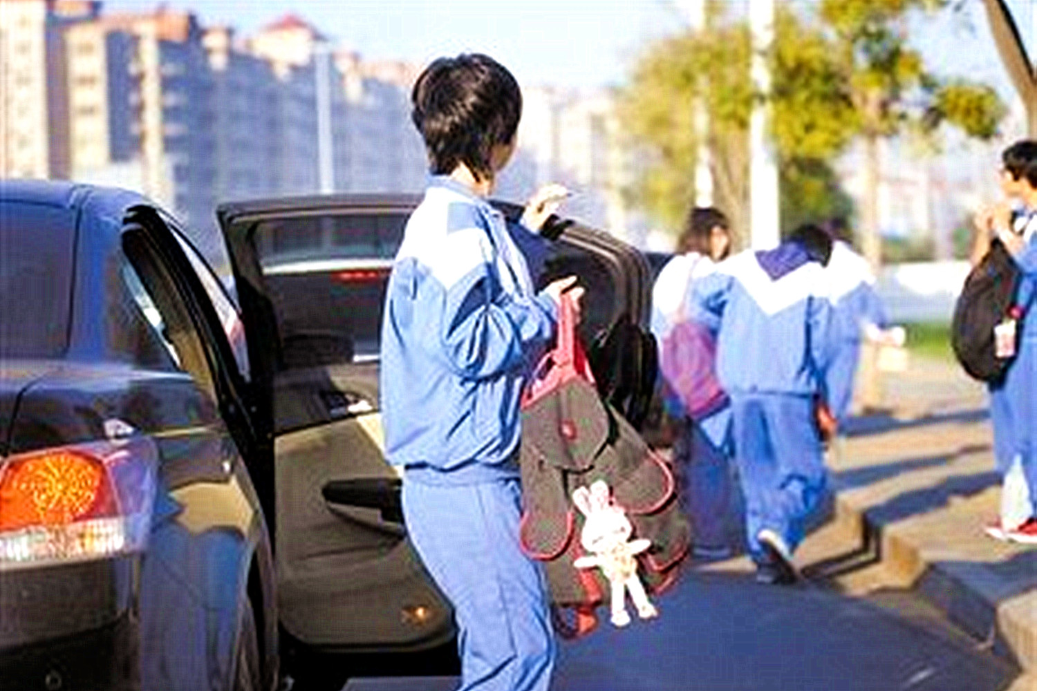 孩子问妈妈为什么咱家没有车,孩子问家里为什么没有车怎么回答