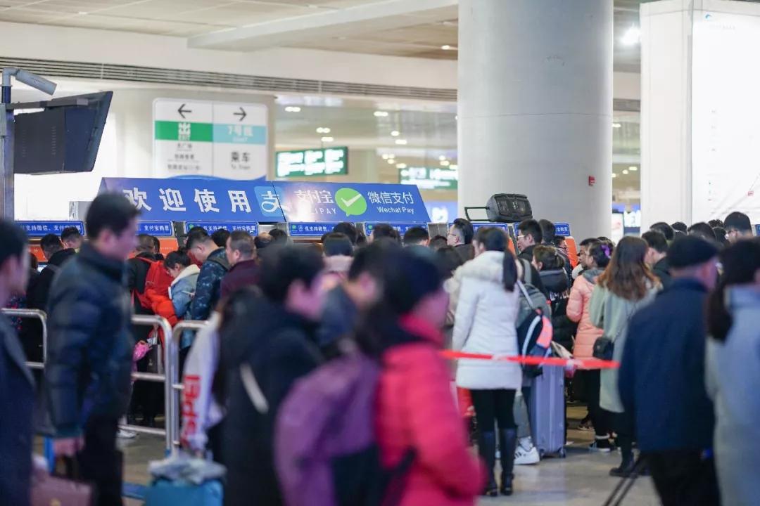 春运路上的幸福,高铁上的春运流动的年俗年味