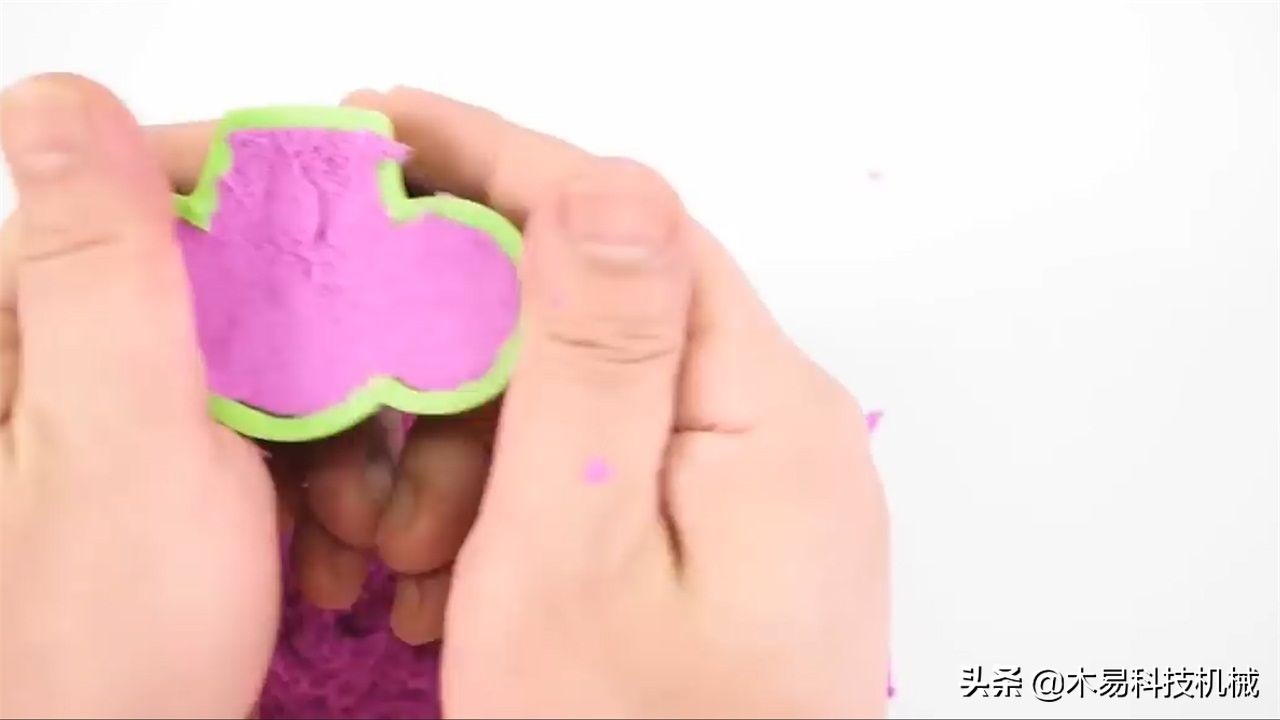 国外小哥亲身实验,将太空沙加热,结果发生了什么?