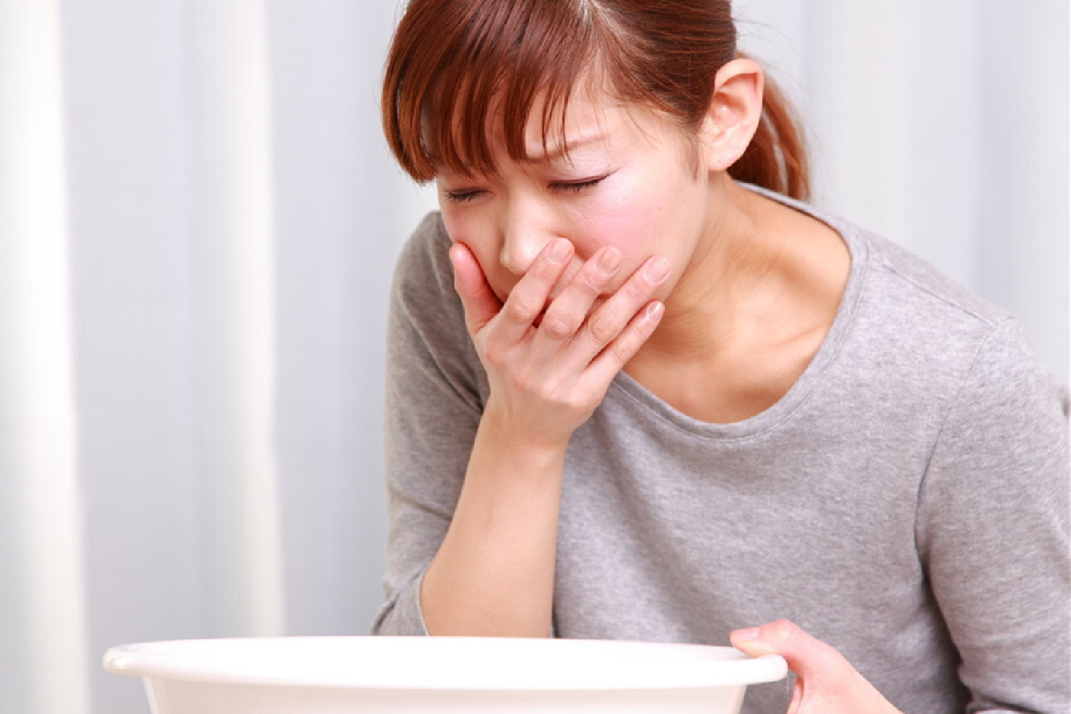 孕吐是因为在长胎盘吗,孕吐吐到生小孩会偏小