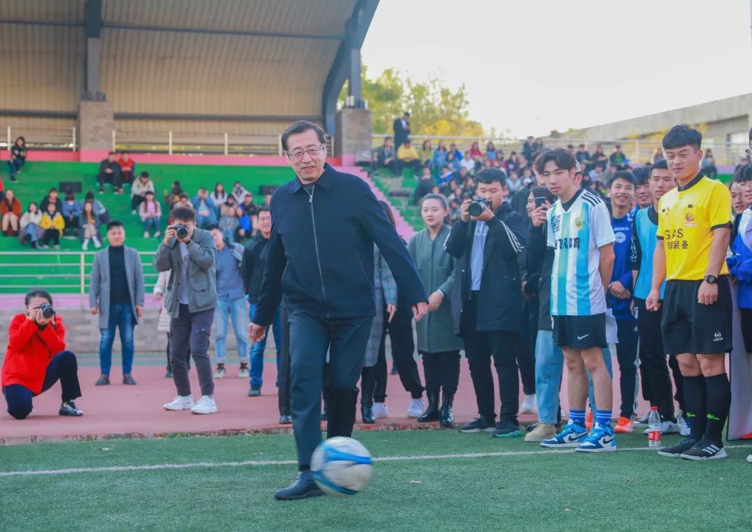 绿茵驰骋挥洒青春辽传首届“双建杯”足球赛火热开赛