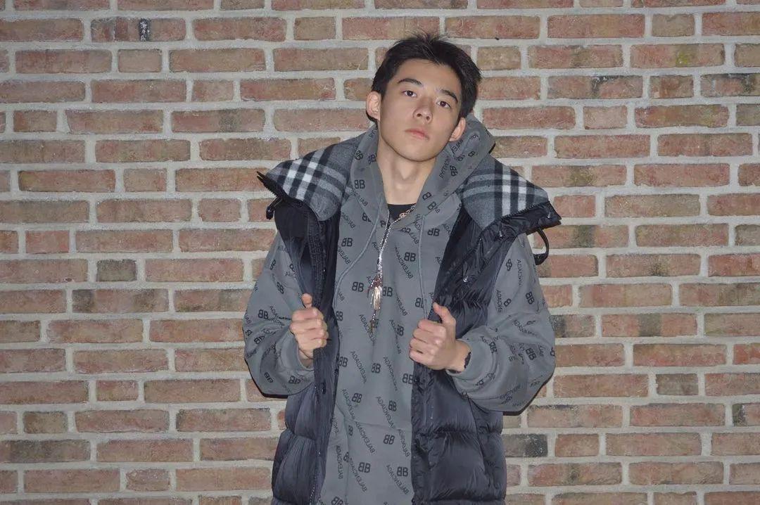 李嗣镕帅气足球视频,李嗣镕踢球的照片