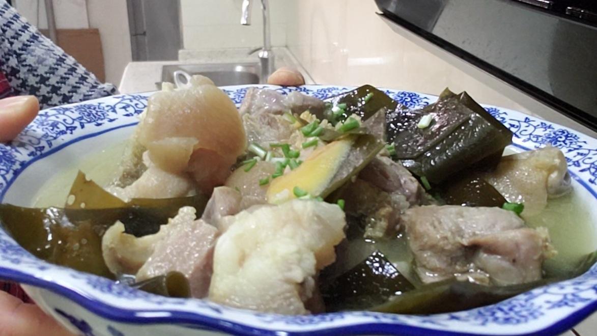 藏了一个冬天的腊猪脚，春天这样做脱骨滑嫩，汤汁香浓，太给力了