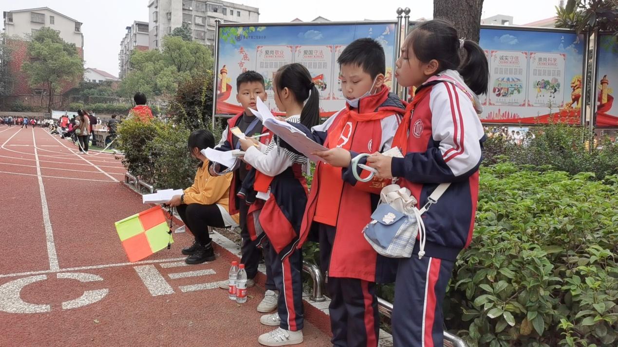 献*党**员微博之力，建和谐美好校园——娄底二小*党**员志愿服务校运会