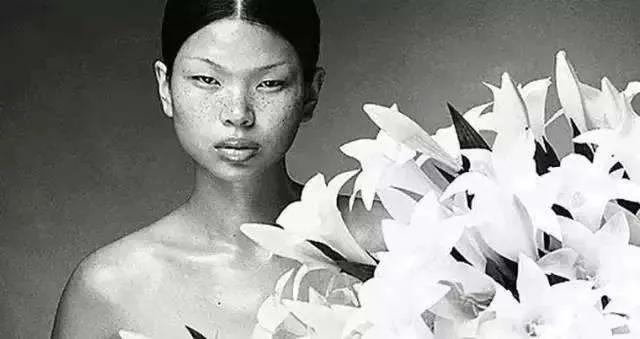 这个敢在客厅挂“*爱性**关系”画的妈妈，太飒了