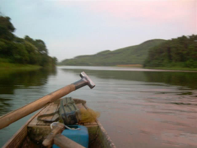 一个骑摩托车的钓鱼人，还真不是为了钓鱼