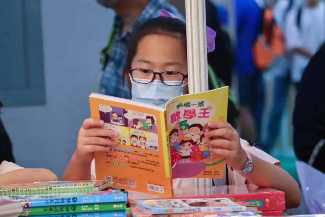 香港亚洲博览馆后疫情时代,香港书展周日爆棚场内外人潮涌动