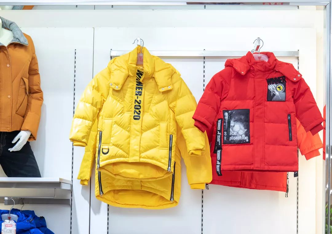 品牌羽绒服低至99元！百货大楼要被搬空了