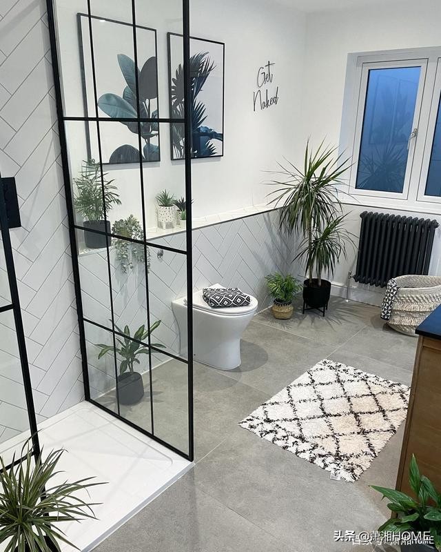 她家极简装修,镜子贴墙上轻奢女孩房间