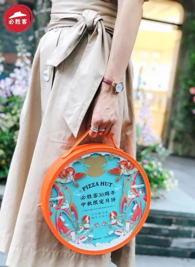 卡姿兰x必胜客的“下午茶”主题彩妆包装，梦回爱丽丝