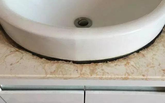 洗手台发霉，怎么办？老师傅教你一招，3秒统统清掉霉菌黑斑