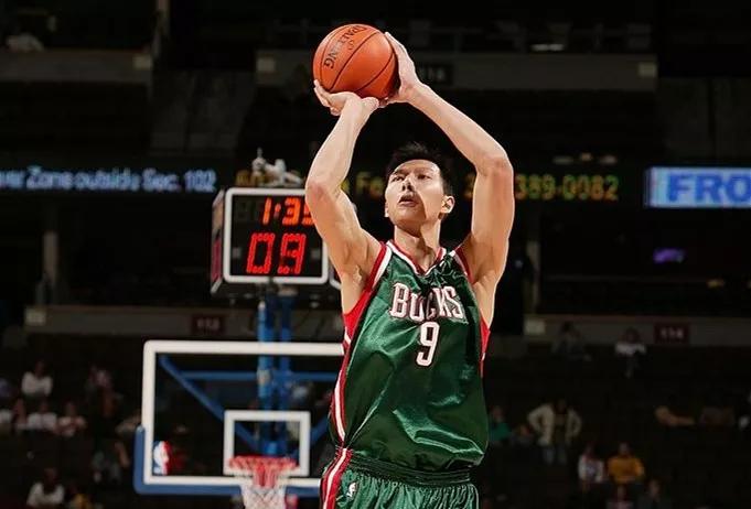 易建联国家队16年,易建联16岁时扣篮