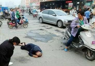 不小心撞人被讹了怎么办,路上撞到人明明没事被讹诈怎么办