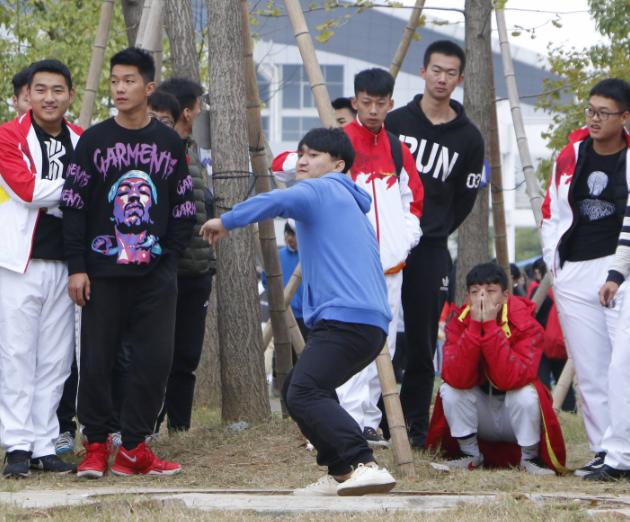 铅球想推满分要有什么样的力量,推铅球主要是靠哪里的力量