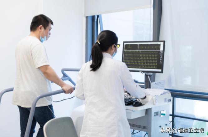 厦门医生抢救昏迷男子,厦门男子打球突发心梗倒下