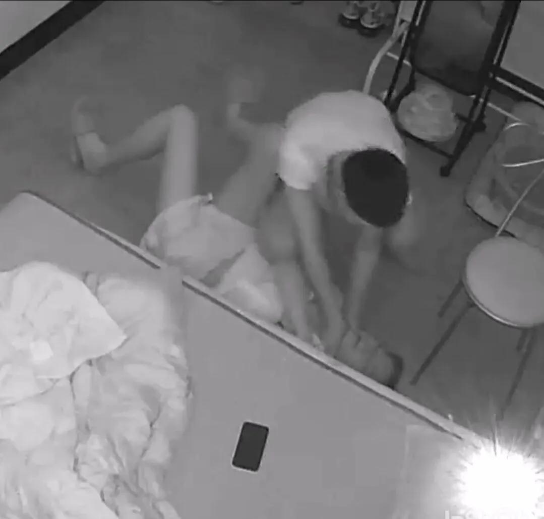 可恶！浙江一姑娘被男友家暴，按在地上打了十多分钟，视频曝光