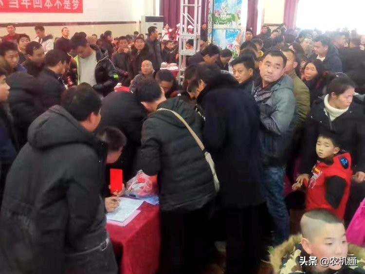 花生捡拾摘果机啥牌好用,最新型花生收获机出售多少钱