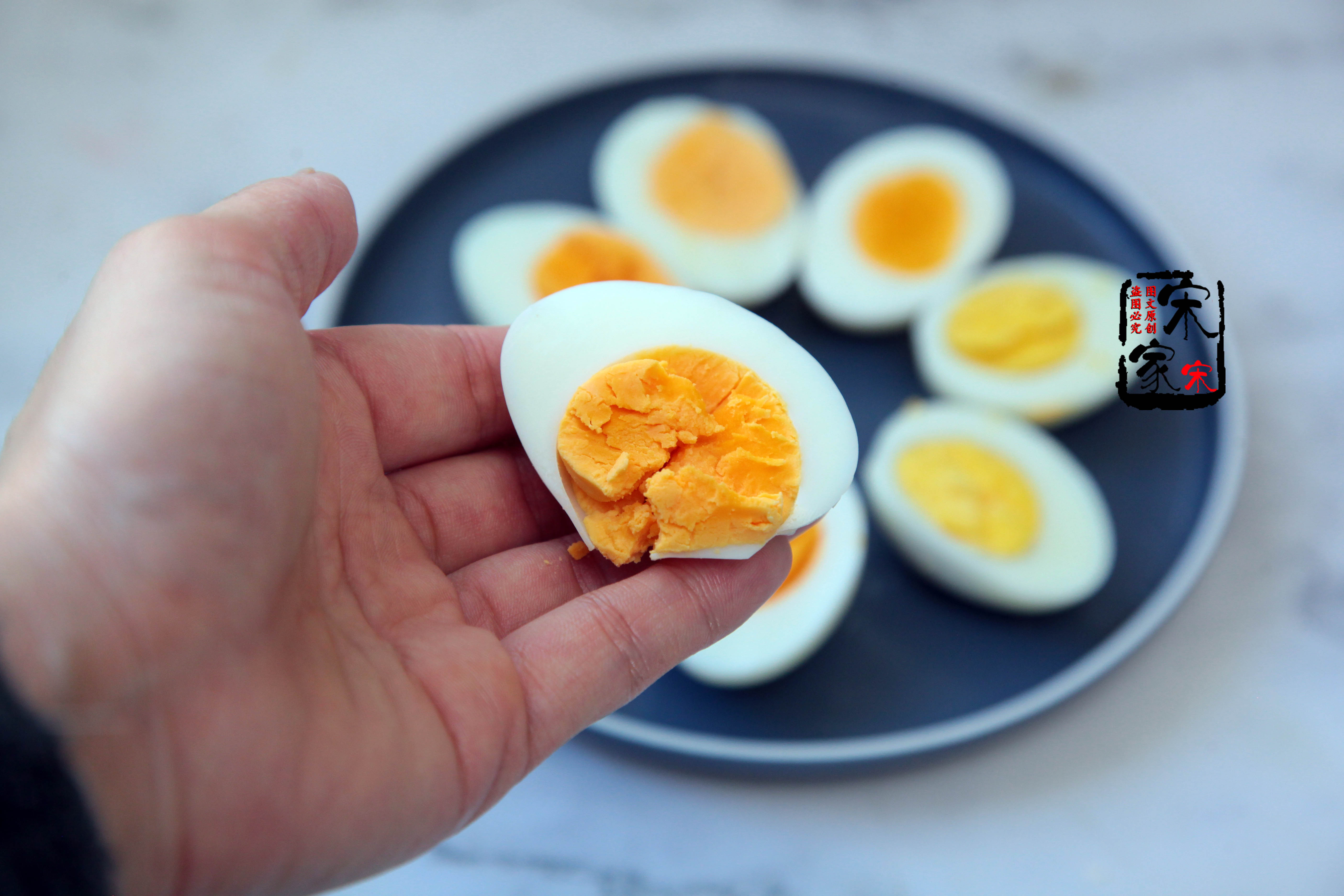 鸡蛋不要再用清水煮了,怎样煮鸡蛋才能让蛋壳更硬