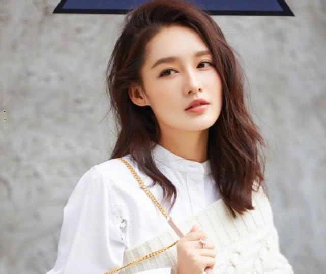 穿裙子的李沁真的很迷人图片,有种美叫迪丽热巴穿旗袍