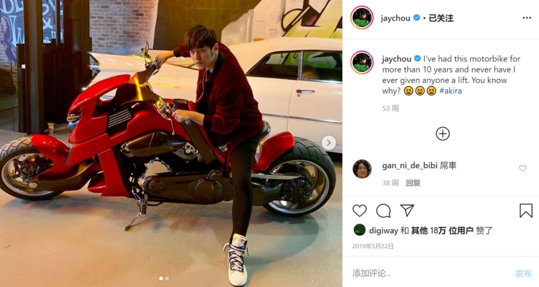 周杰伦发狗照片,周杰伦穿的彩虹鞋