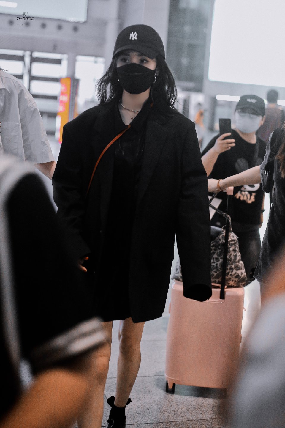 杨幂蓝色三道杠拉链外套穿搭,杨幂戴卡其色棒球帽机场街拍