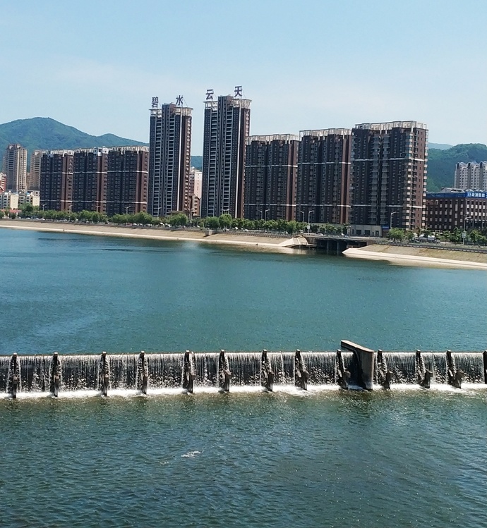 21年前本溪驻军无偿修建了一条太子河大坝如今变成一条滨河景观道