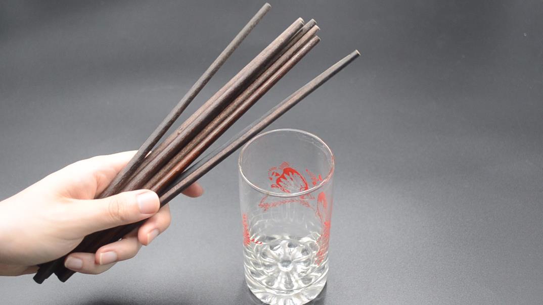 经常用筷子的要留意，现在知道为时不晚，尽早叮嘱家人，太重要了