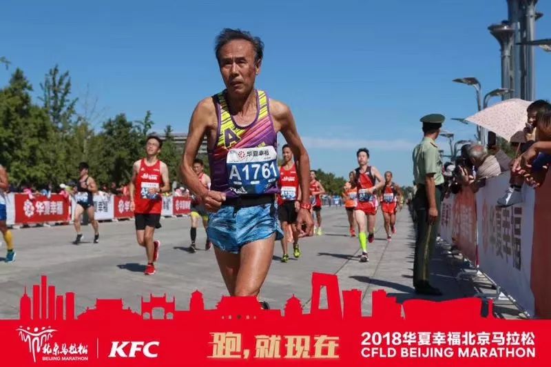 领跑一堆年轻小伙！68岁大爷北马2小时54分，配速408！
