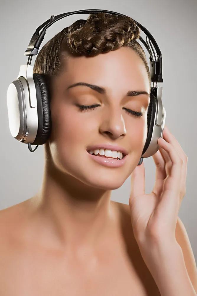 配音时怎么正确佩戴耳机,为什么配音都要戴耳机听